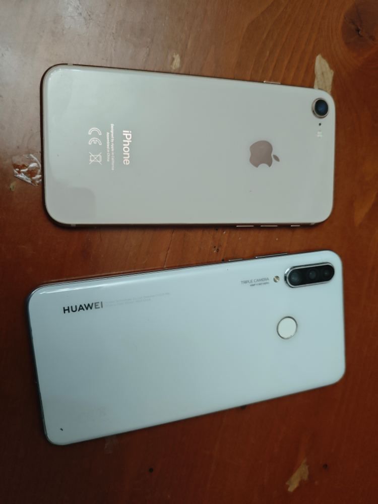 Dois smartphones iPhone Huawei