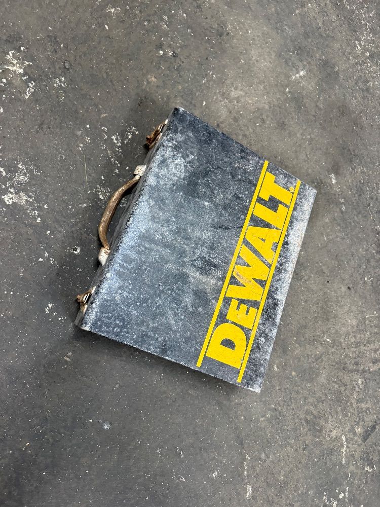 Caixa metálica Dewalt antiga