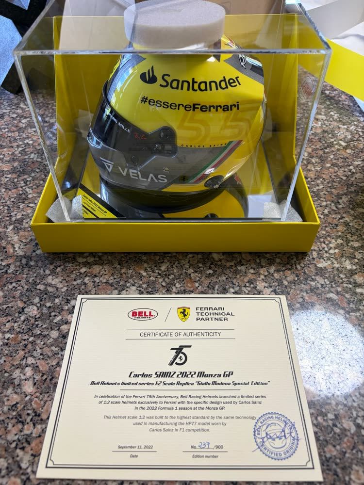 Capacete Ferrari 1:2 Carlos Sainz Monza